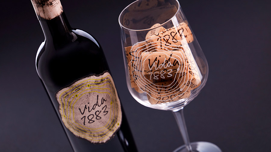 Detalle de la botella y una copa serigrafiada con el motivo de la etiqueta